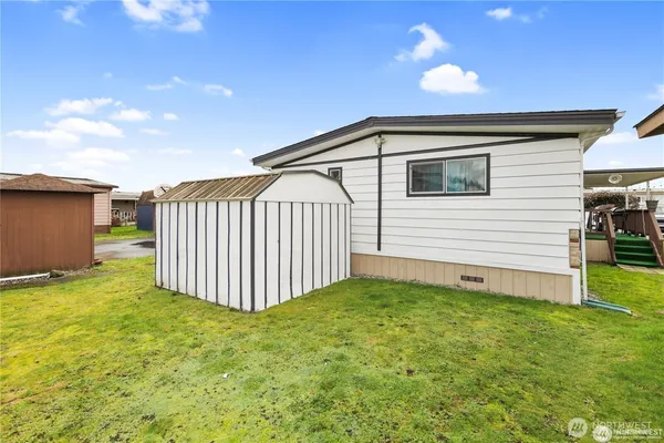 a view of a backyard with backyard