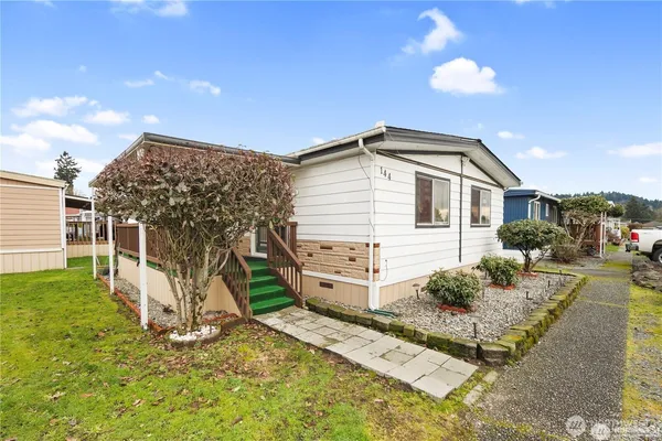 a view of a house with a yard