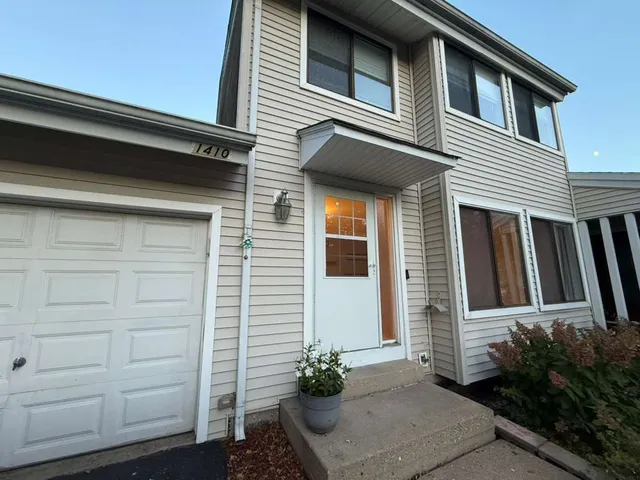 $2,575 | 1410 Whispering Springs Circle, Palatine, IL 60074