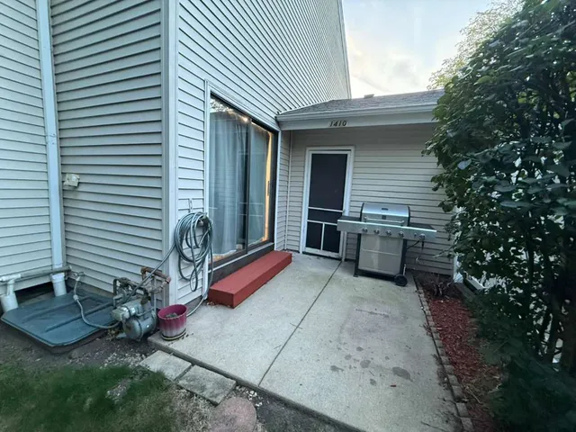 $2,575 | 1410 Whispering Springs Circle, Palatine, IL 60074