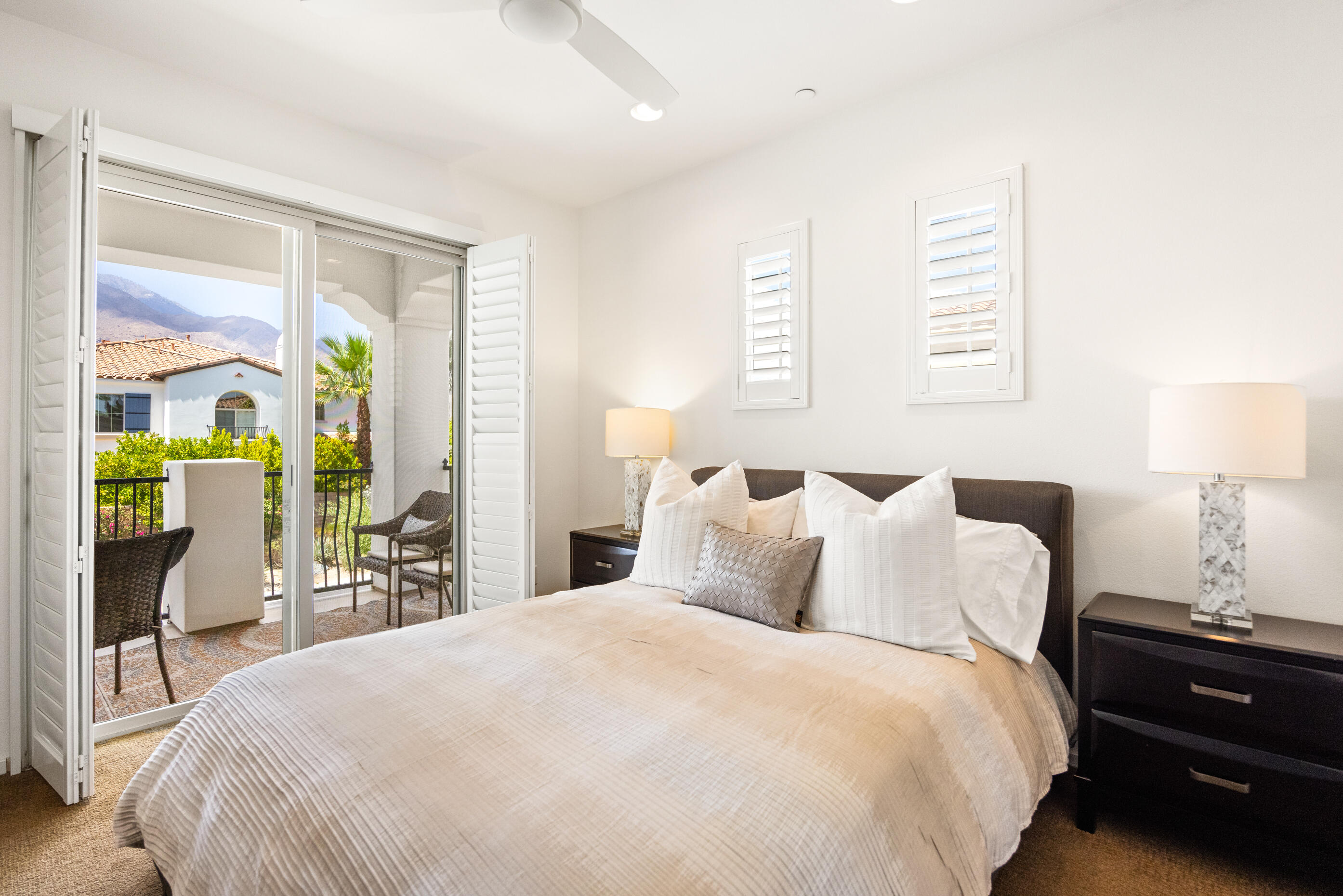 374 Terra Vita Palm Springs, CA 92262 - Photo 21 of 34 a bedroom with a bed and a lamp