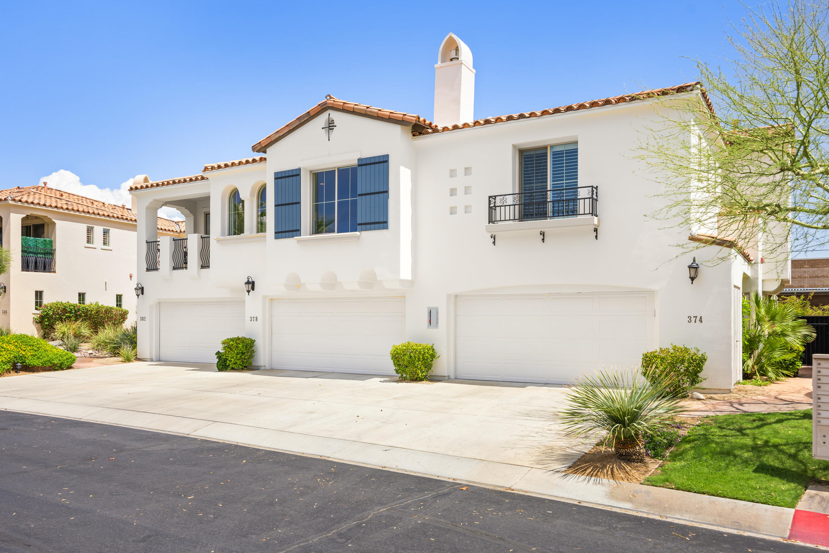 374 Terra Vita Palm Springs, CA 92262 - Photo 28 of 34 a front view of a house with a yard
