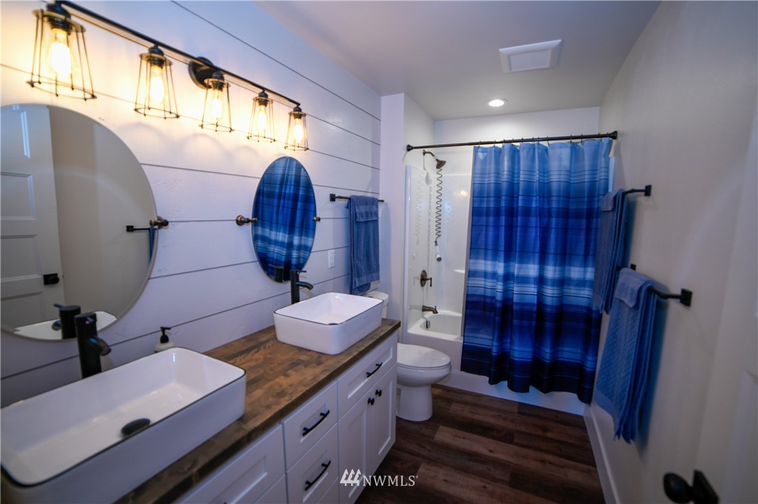 202 St Helens Way Winlock, WA 98596 - Photo 22 of 25 a bathroom with a sink and a mirror