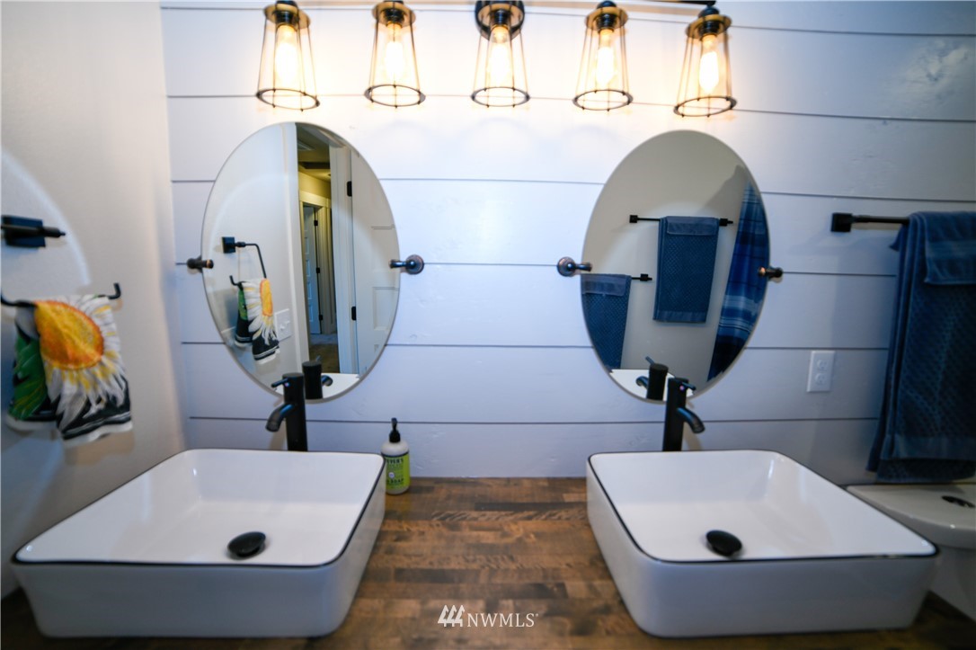 202 St Helens Way Winlock, WA 98596 - Photo 23 of 25 a bathroom with a sink and mirror