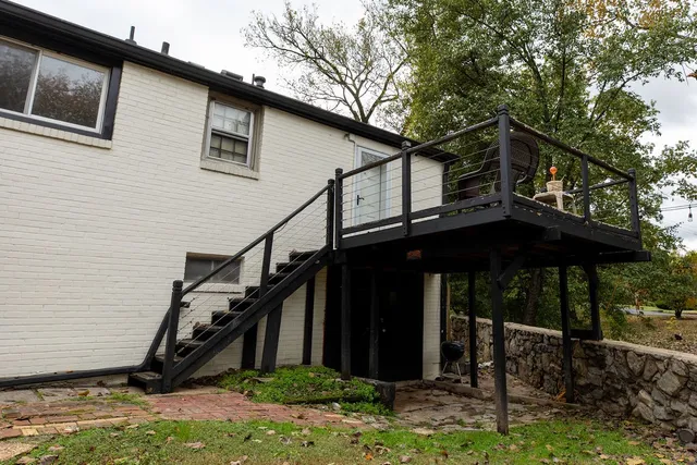 a view of a backyard