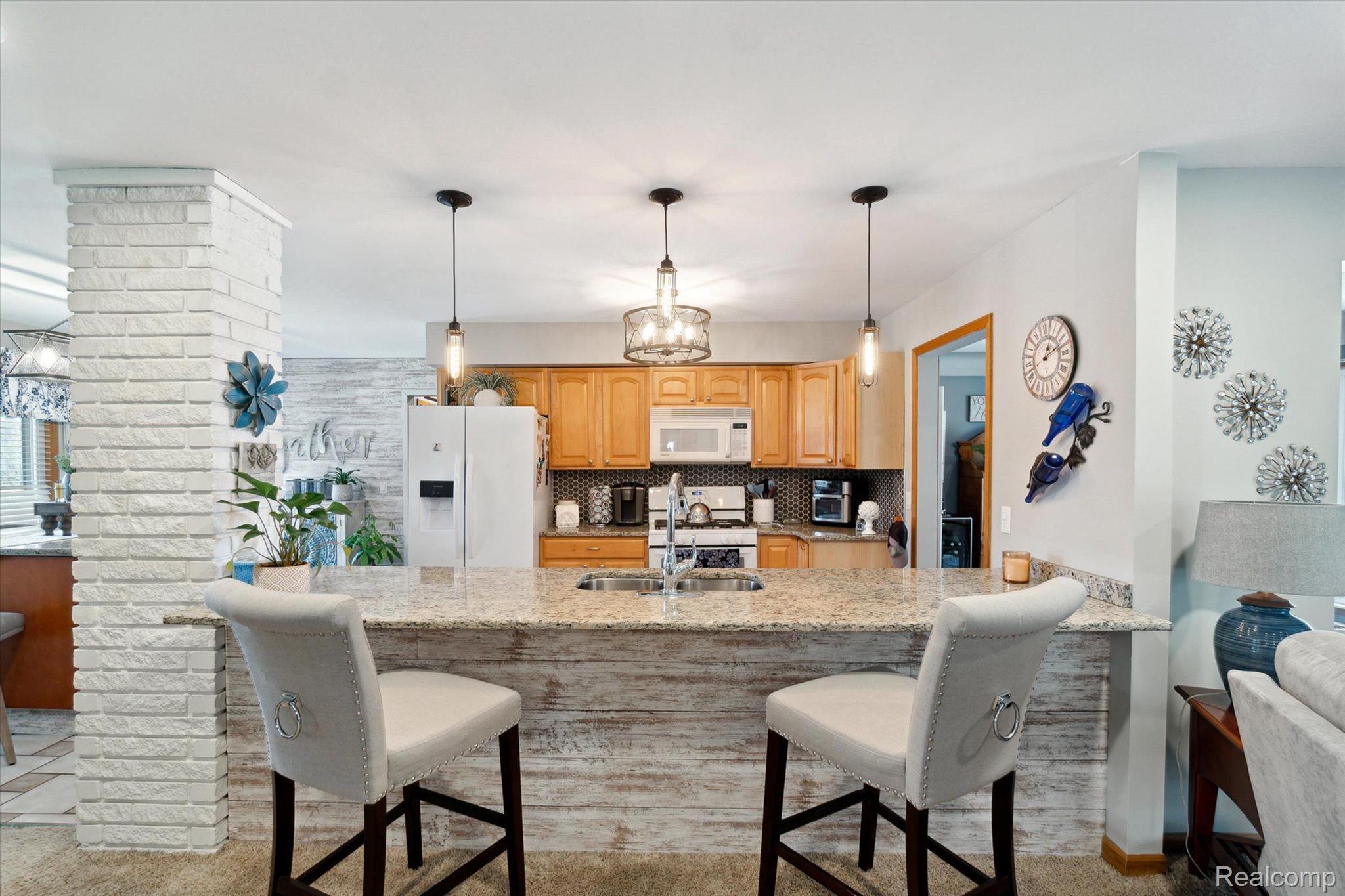 10845 Byron Road Fowlerville, MI 48836 - Photo 10 of 31 Seating at breakfast bar
