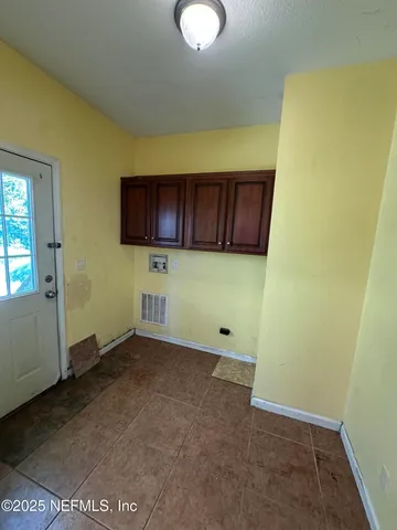 a view of backyard with tree