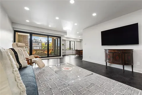 $775,000 | 307 South Dithridge Street, Unit 212, Pittsburgh, PA 15213