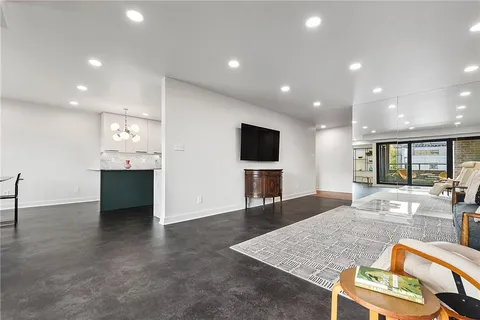 $775,000 | 307 South Dithridge Street, Unit 212, Pittsburgh, PA 15213