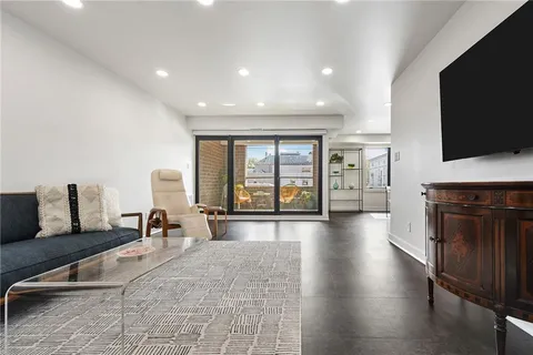 $775,000 | 307 South Dithridge Street, Unit 212, Pittsburgh, PA 15213