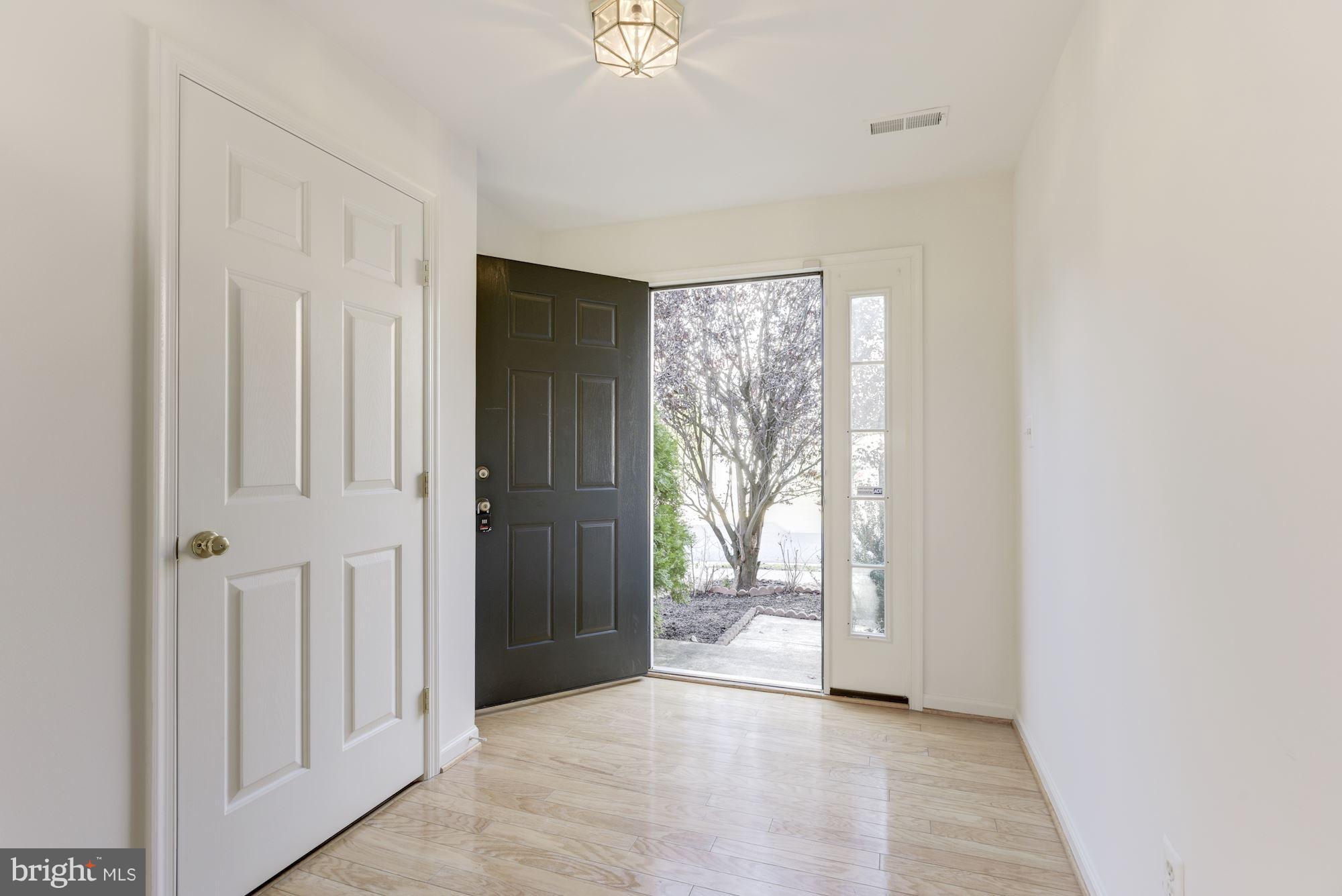 13595 Bathgate Drive Herndon, VA 20171 - Photo 2 of 29 Interior (General)