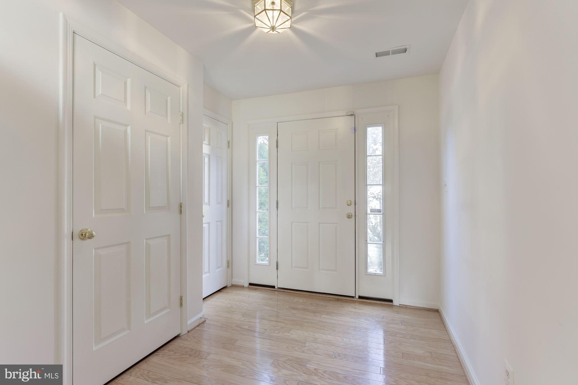 13595 Bathgate Drive Herndon, VA 20171 - Photo 3 of 29 Interior (General)