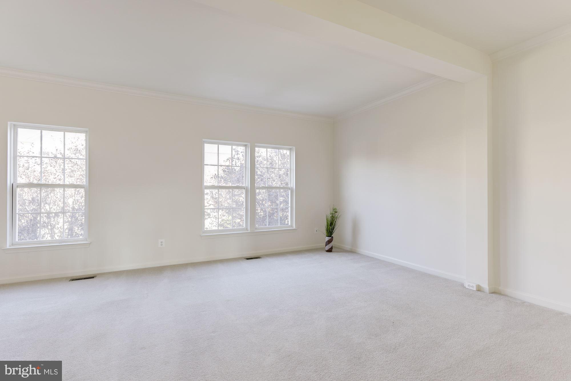 13595 Bathgate Drive Herndon, VA 20171 - Photo 7 of 29 Living Room