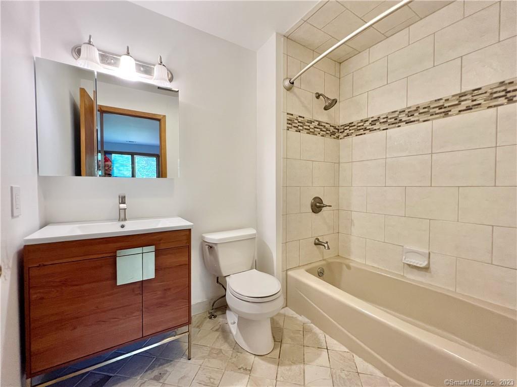 314 Erskine Road Stamford, CT 06903 - Photo 20 of 29 2nd Floor Primary Bath
