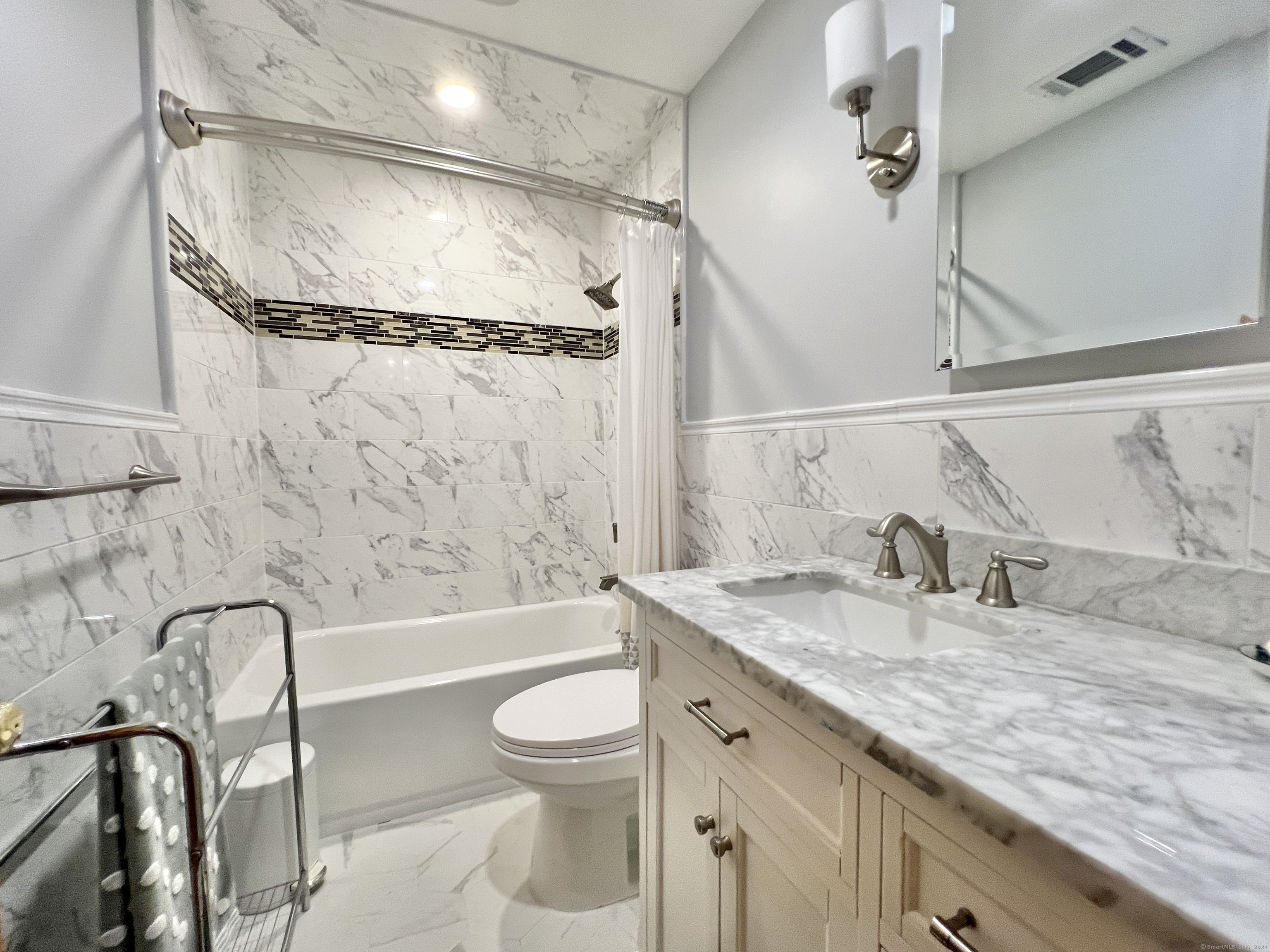 314 Erskine Road Stamford, CT 06903 - Photo 22 of 29 2nd floor Hall Bath