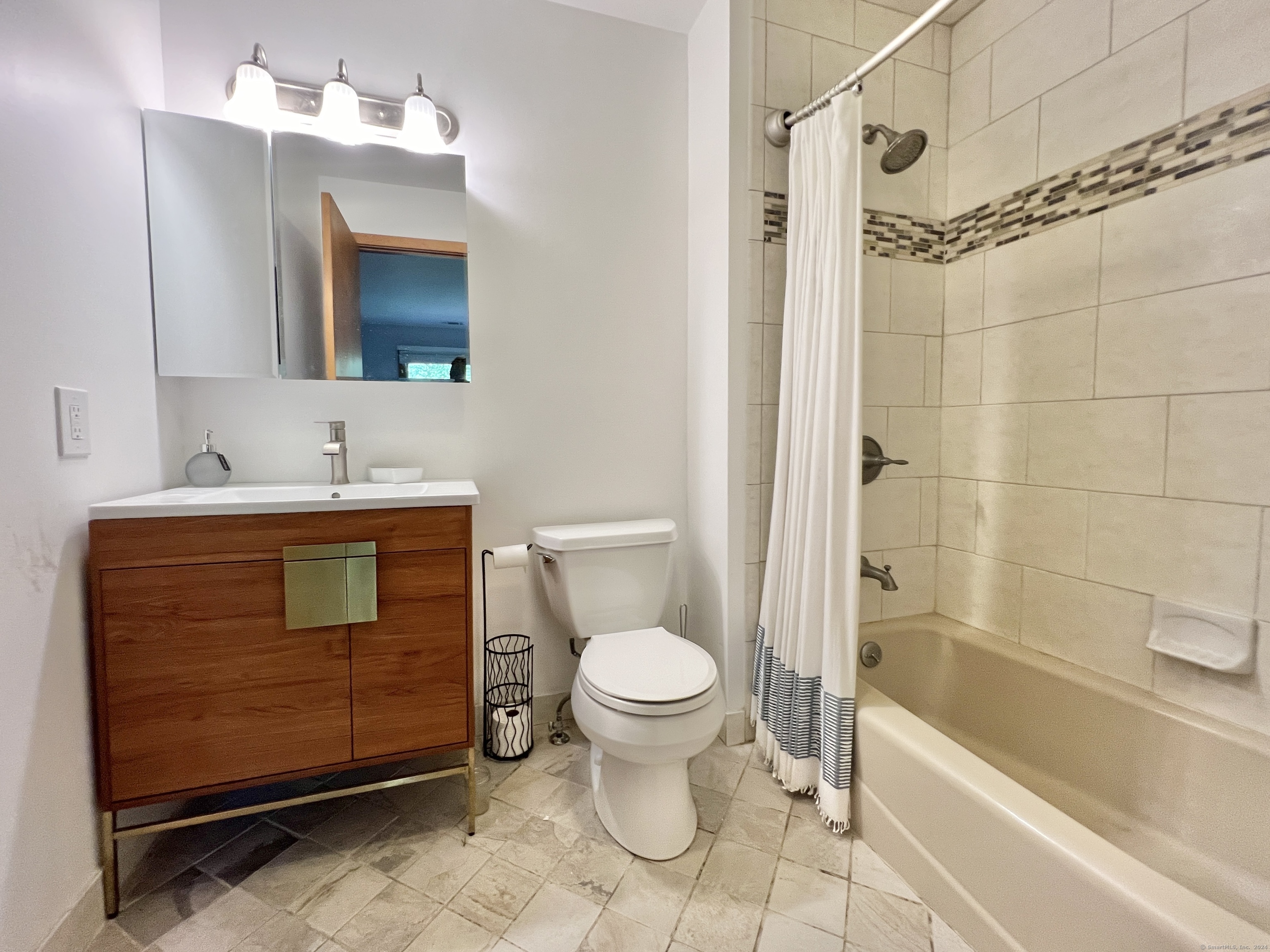 314 Erskine Road Stamford, CT 06903 - Photo 27 of 29 2nd floor primary bath