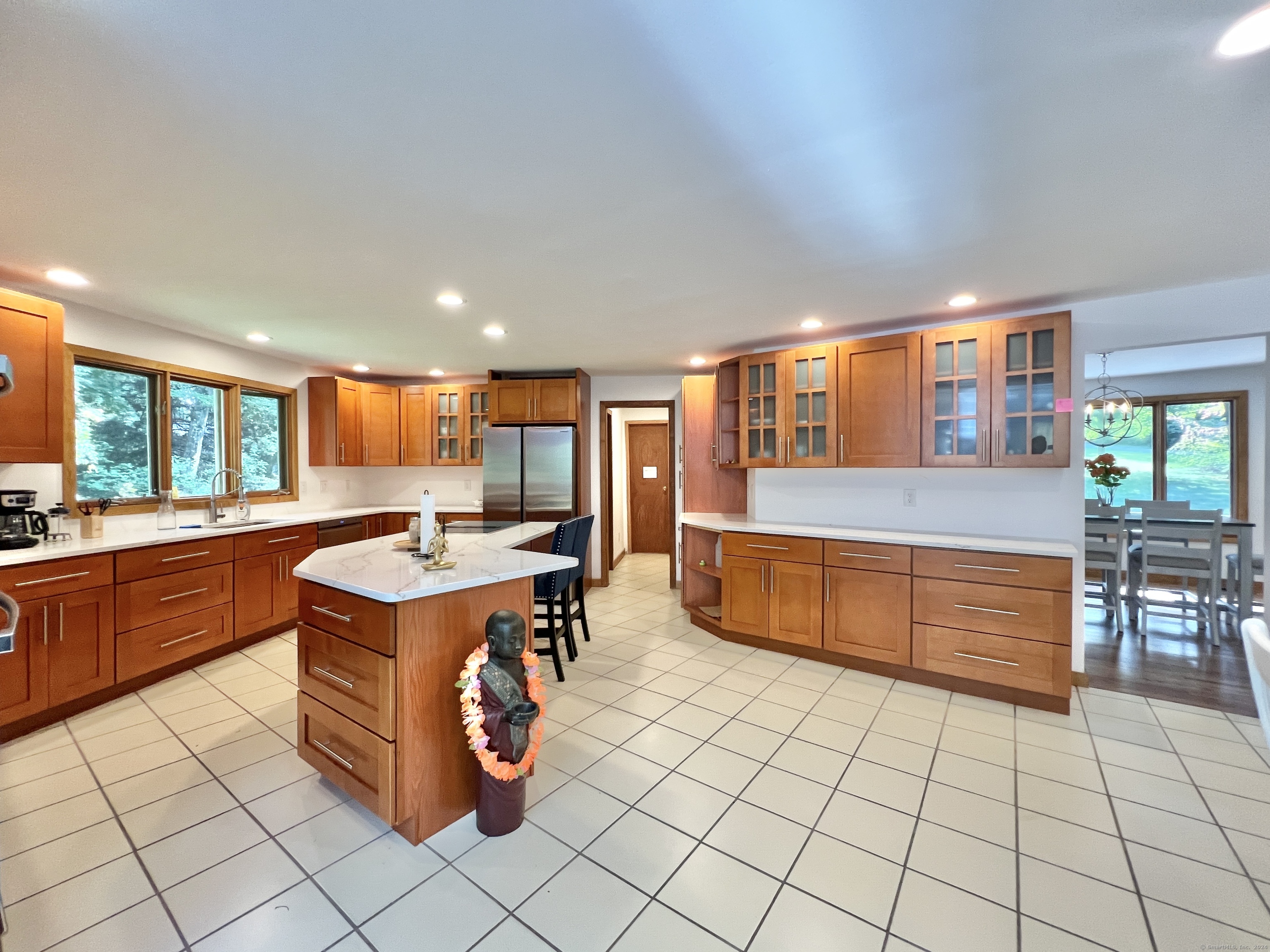 314 Erskine Road Stamford, CT 06903 - Photo 10 of 29 Quartz Countertops, Designer Cabs