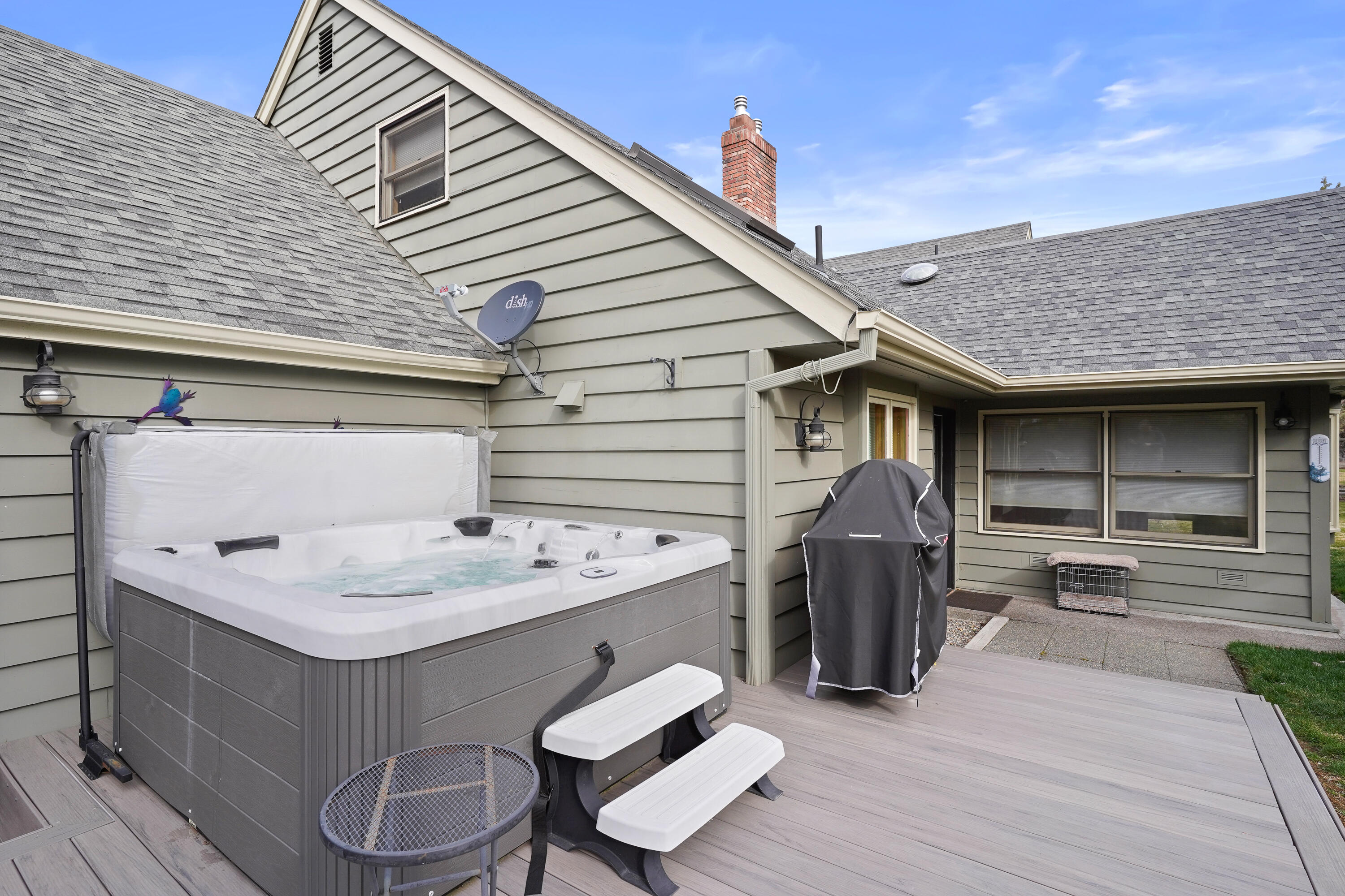 70030 Meadow View Road Sisters, OR 97759 - Photo 32 of 43 a roof deck with table and chairs
