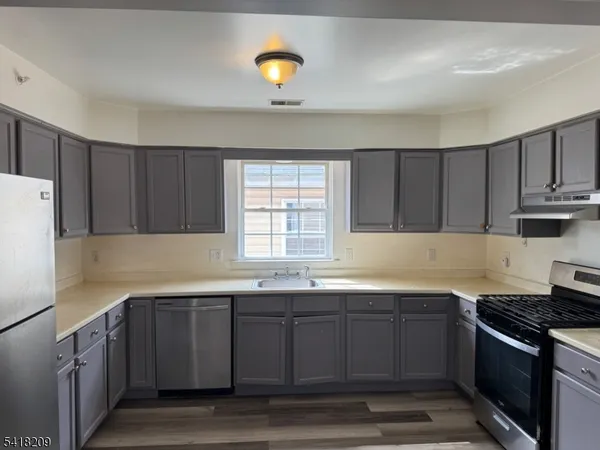 $2,700 | 39 Hedden Terrace, Newark, NJ 07108