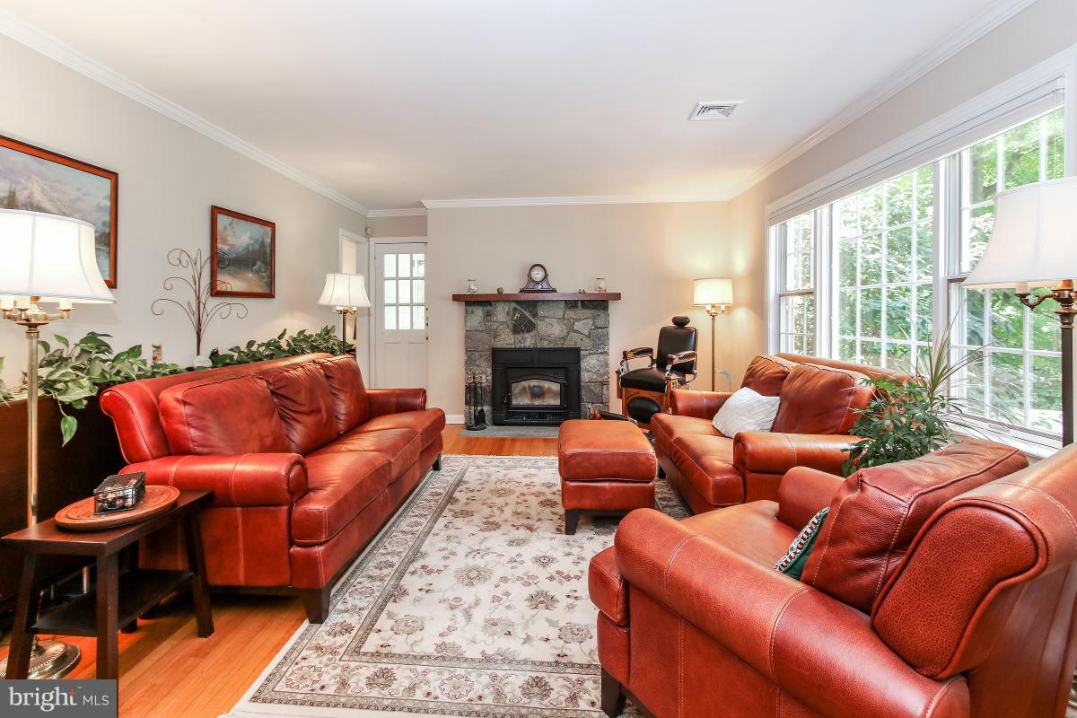 801 Midland Road Silver Spring, MD 20904 - Photo 4 of 30 Living Room