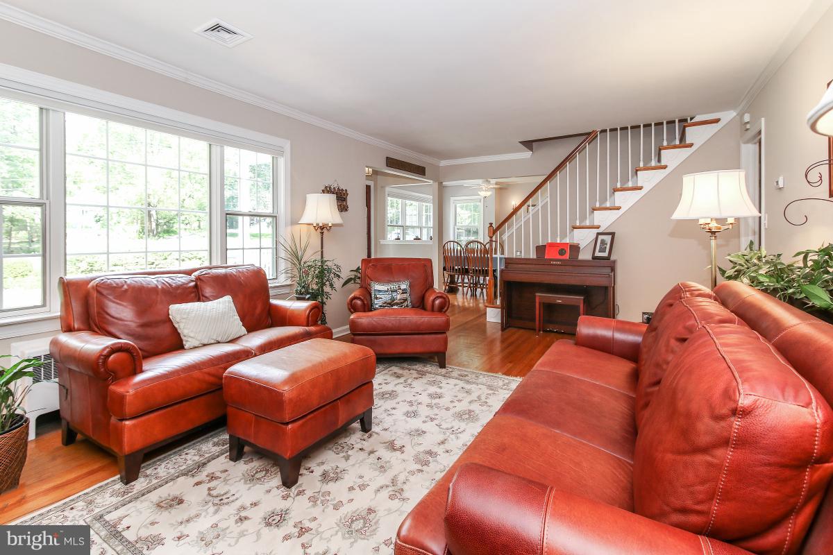 801 Midland Road Silver Spring, MD 20904 - Photo 5 of 30 Living Room