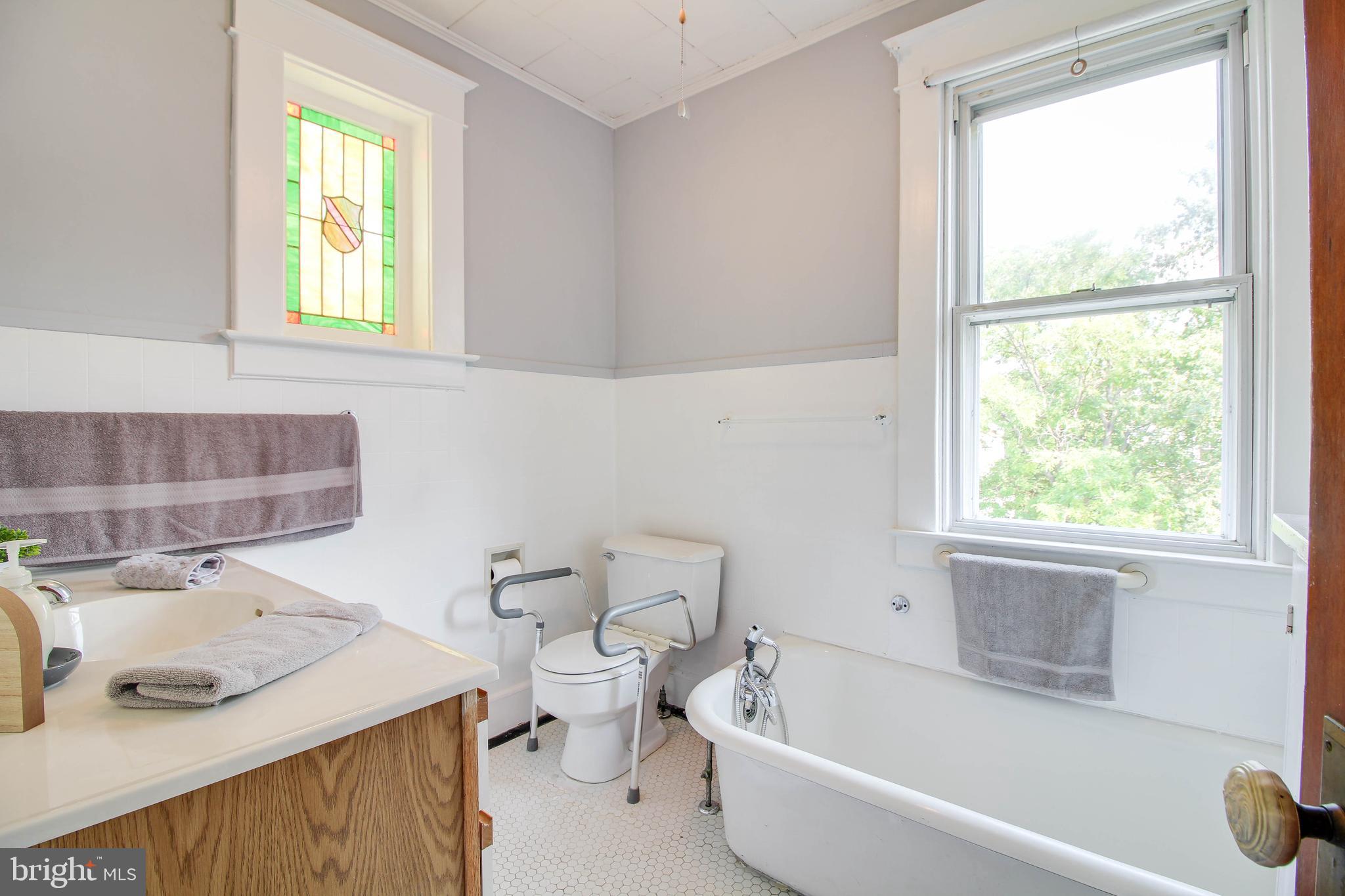 5302 Wendley Road Baltimore, MD 21229 - Photo 25 of 38 a bathroom with a sink toilet and bathtub