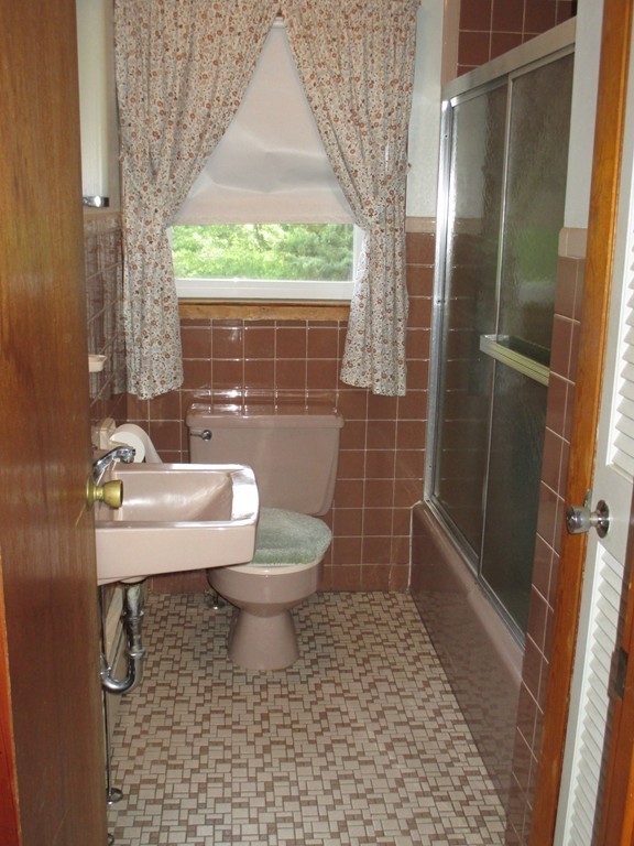 172 Ellis Road Westminster, MA 01473 - Photo 10 of 18 a bathroom with a toilet a sink and a shower
