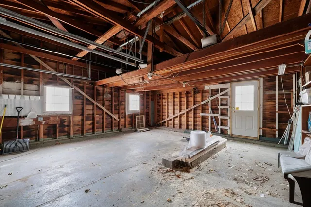 a view of a house with backyard and trees
