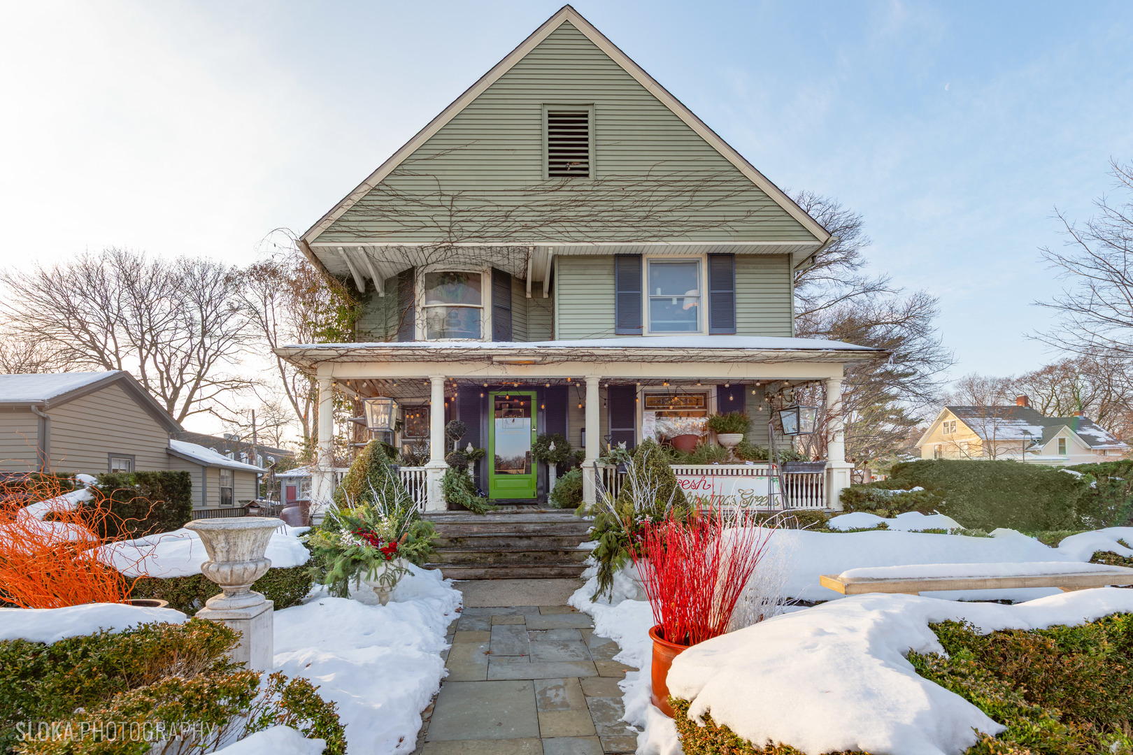 428 West State Street Geneva, IL 60134 - Photo 11 of 61 a front view of a house with garden