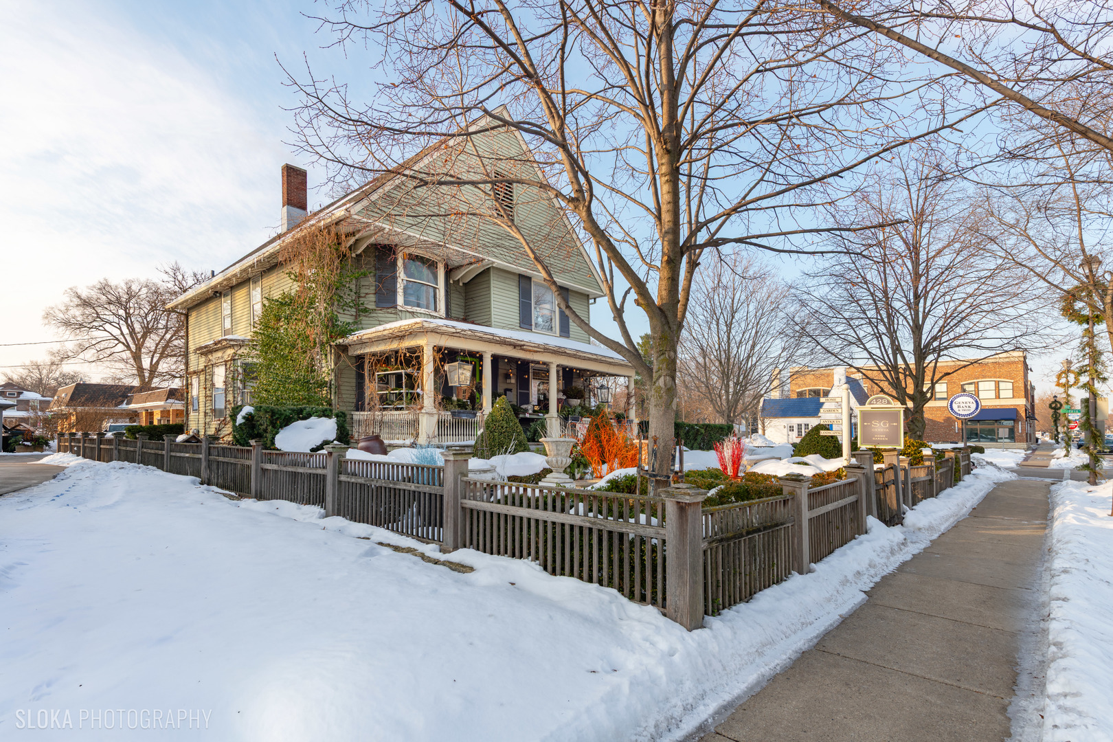 428 West State Street Geneva, IL 60134 - Photo 13 of 61 a front view of a building with cars parked