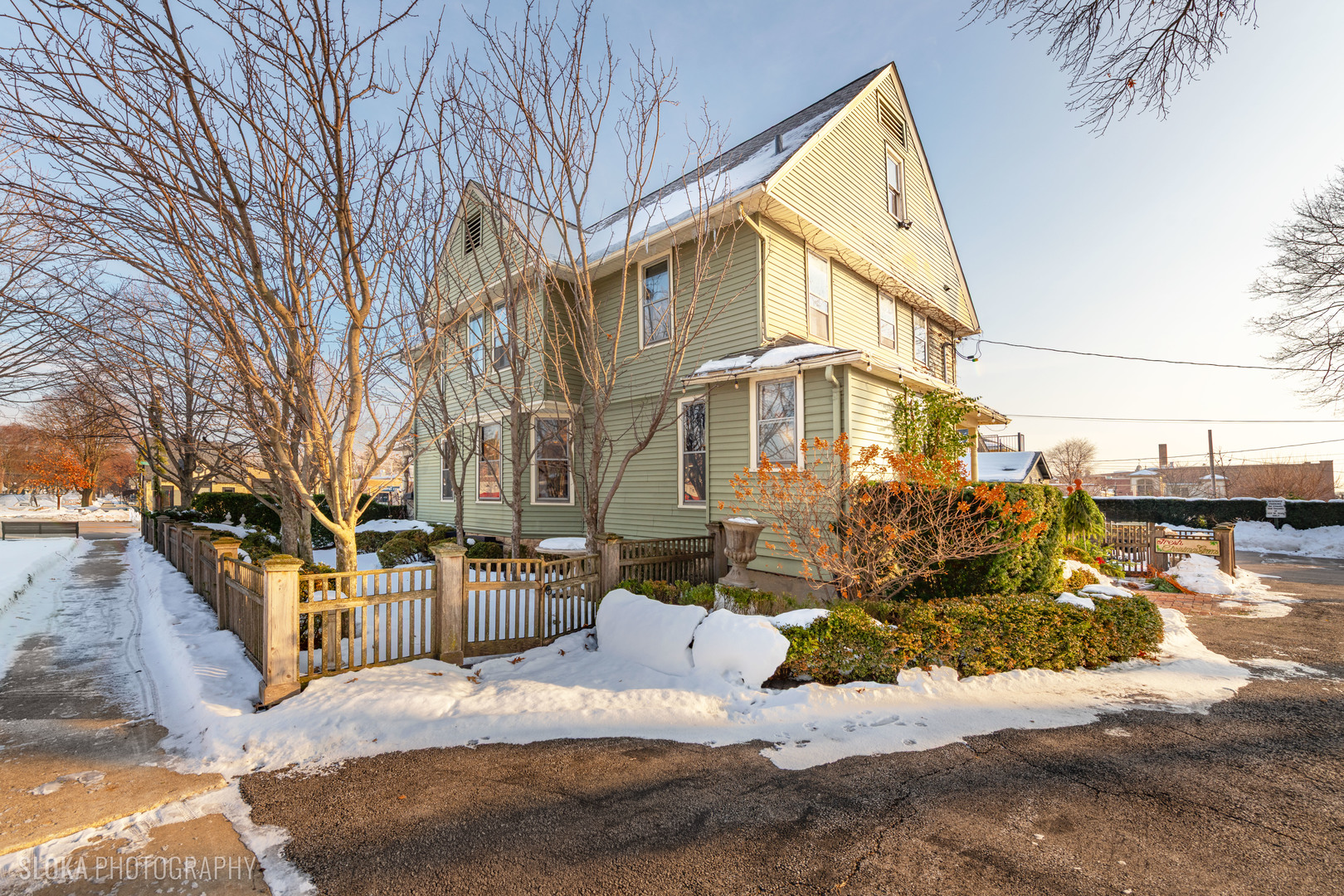 428 West State Street Geneva, IL 60134 - Photo 19 of 61 a view of a large white building