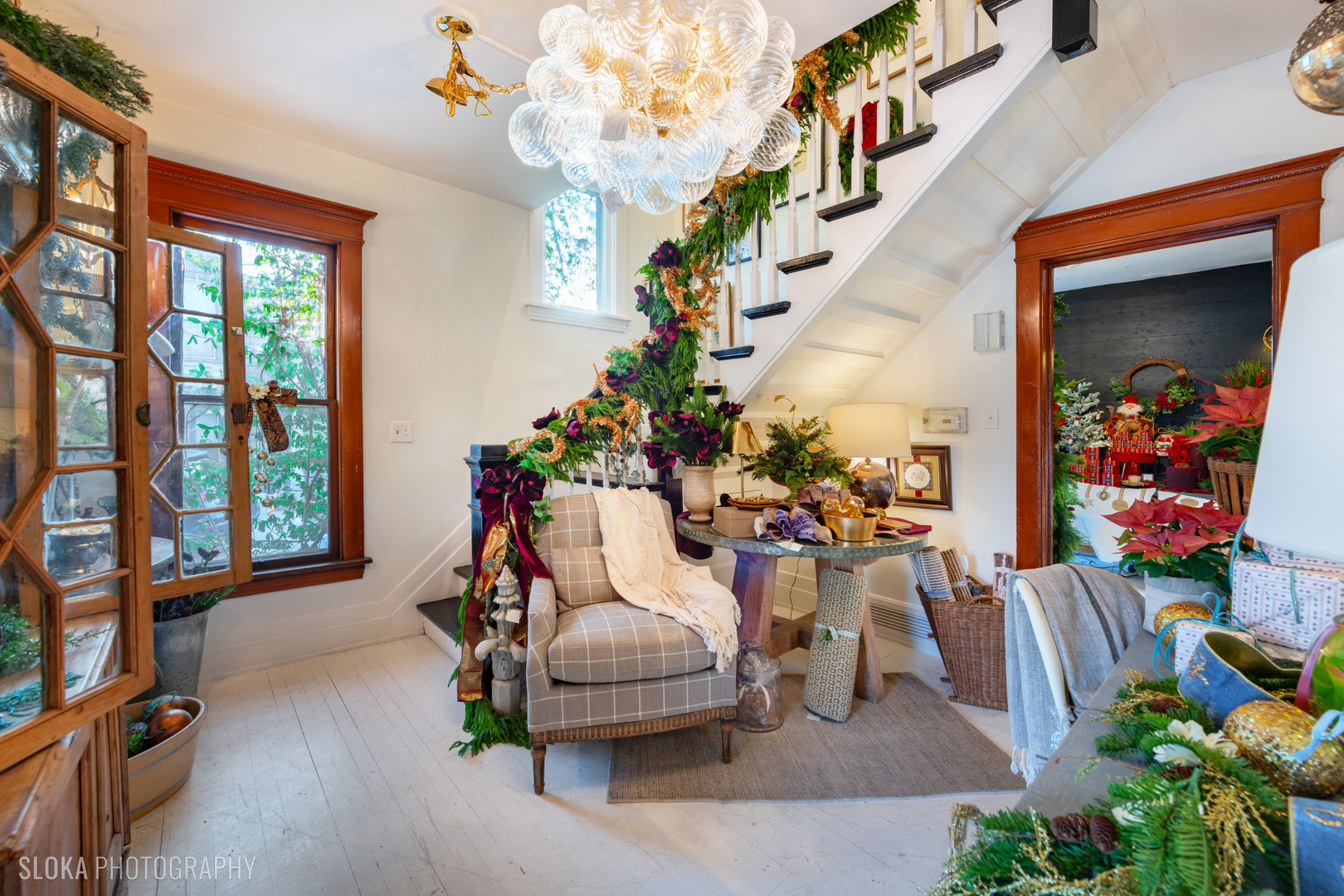 428 West State Street Geneva, IL 60134 - Photo 25 of 61 a living room filled with furniture and a potted plant