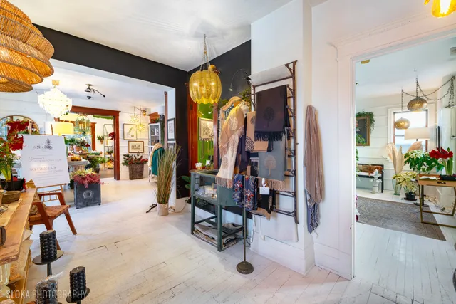 a view of entryway with a front door