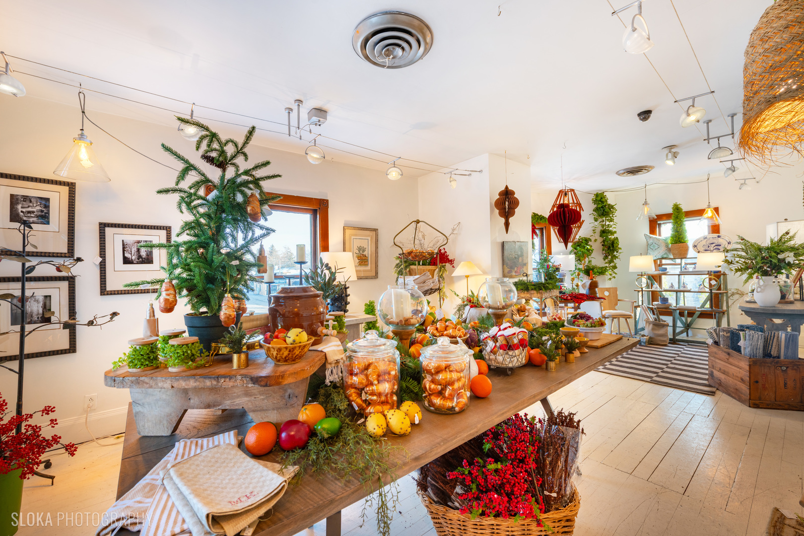 428 West State Street Geneva, IL 60134 - Photo 45 of 61 a very nice looking room with many windows