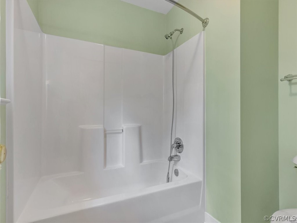16219 Dragonnade Trail Midlothian, VA 23113 - Photo 33 of 39 a bathroom with a bathtub