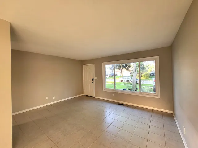 $289,000 | 120 South Chestnut Drive, Streamwood, IL 60107