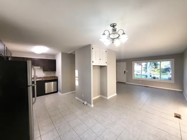 $289,000 | 120 South Chestnut Drive, Streamwood, IL 60107