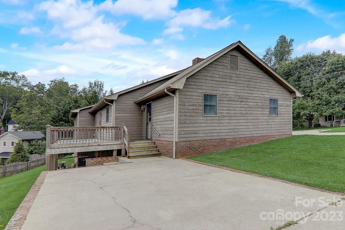 110 Oak Hill Road Candler, NC 28715 - Photo 2 of 37 a front view of a house with garden