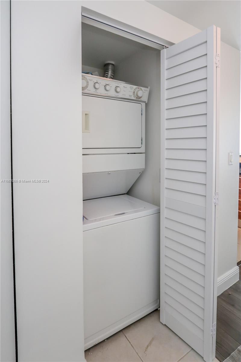 335 South Biscayne Boulevard, Unit 2703 Miami, FL 33131 - Photo 8 of 55 a utility room with dryer and washer