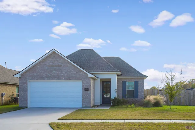 $2,300 | 825 Mano Myrtle Drive, Gonzales, LA 70737