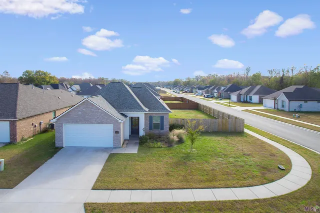 $2,300 | 825 Mano Myrtle Drive, Gonzales, LA 70737