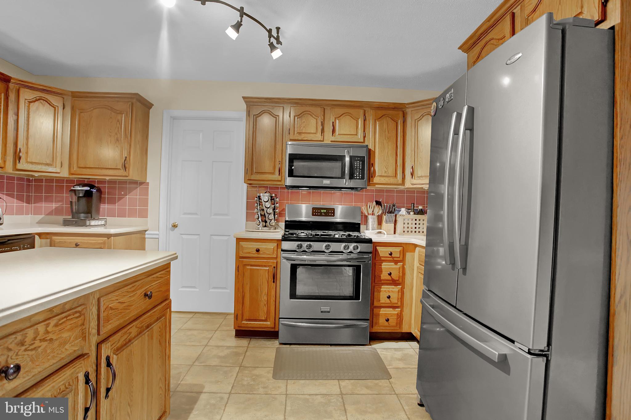2878 Ridings Way York, PA 17408 - Photo 7 of 59 New gas oven/range