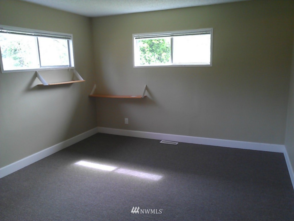 4249 Dyes Inlet Road Northwest Bremerton, WA 98312 - Photo 9 of 10 Gallery Image 9