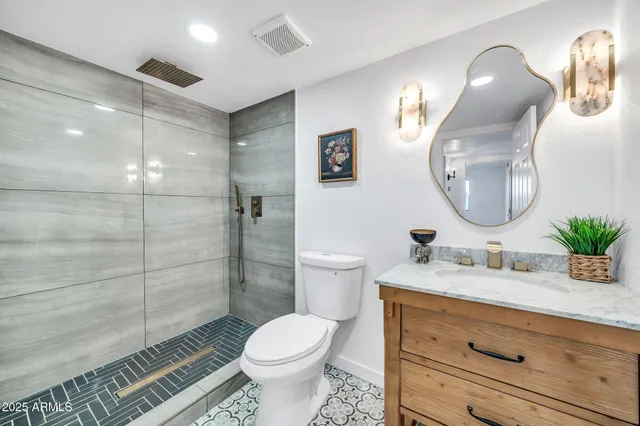 an empty room with wooden floor and ceiling fan