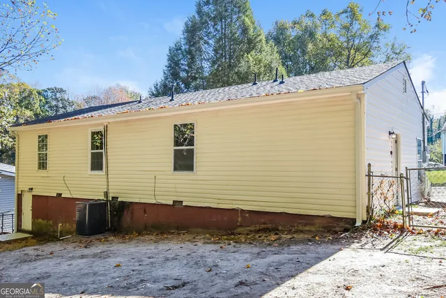 a view of a house with a backyard