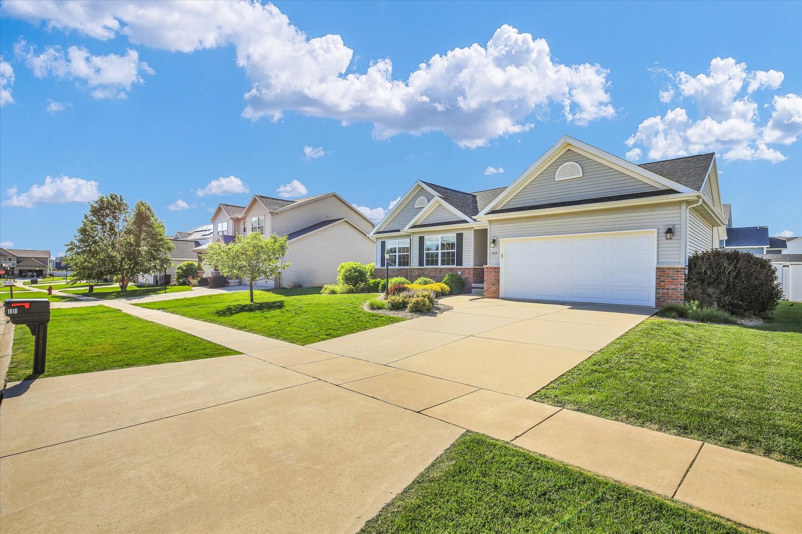 1618 Hunters Ridge Court Mahomet, IL 61853 - Photo 2 of 45