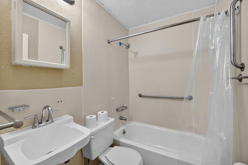 4450 Percy Street Lancaster, TX 75134 - Photo 12 of 18 Bathroom