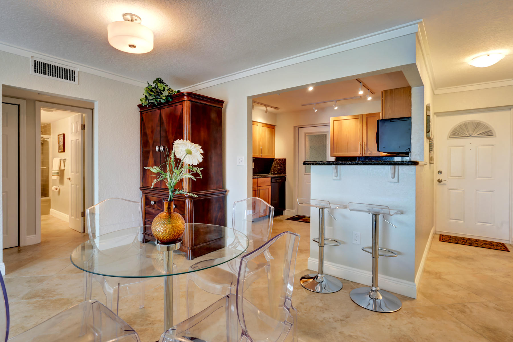 777 Jeffery Street, Unit 304 Boca Raton, FL 33487 - Photo 14 of 35 Kitchen and dining area
