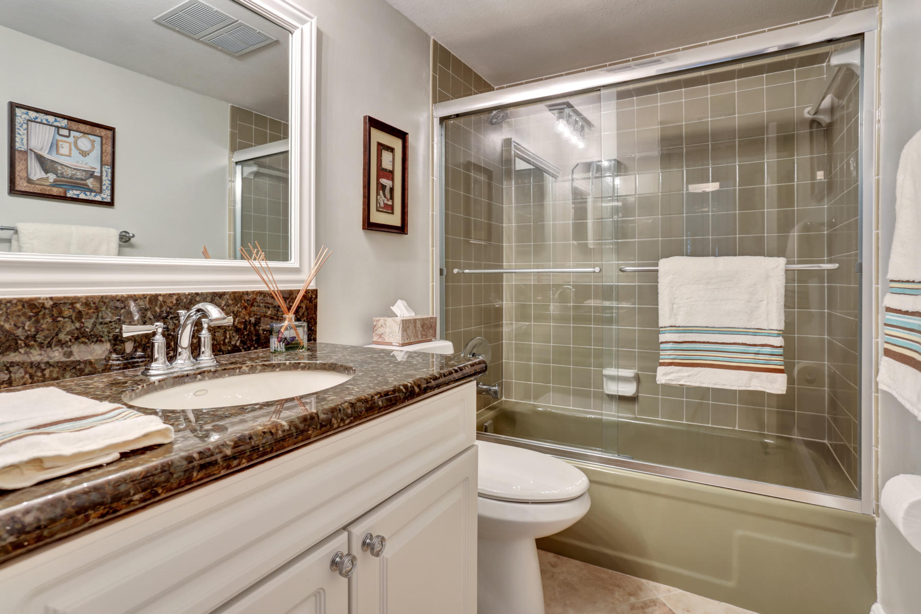 777 Jeffery Street, Unit 304 Boca Raton, FL 33487 - Photo 25 of 35 Guest bathroom