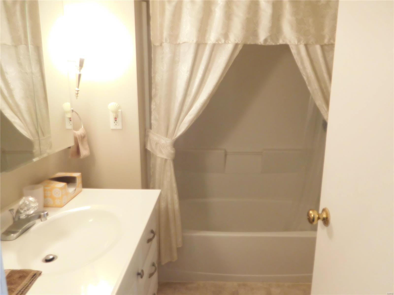 204 West Pocahontas Road Highland, IL 62249 - Photo 8 of 14